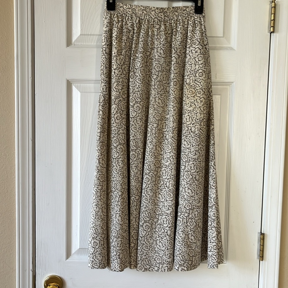 Like new Liz Claiborne floral skirt sz M beige & tan & blk